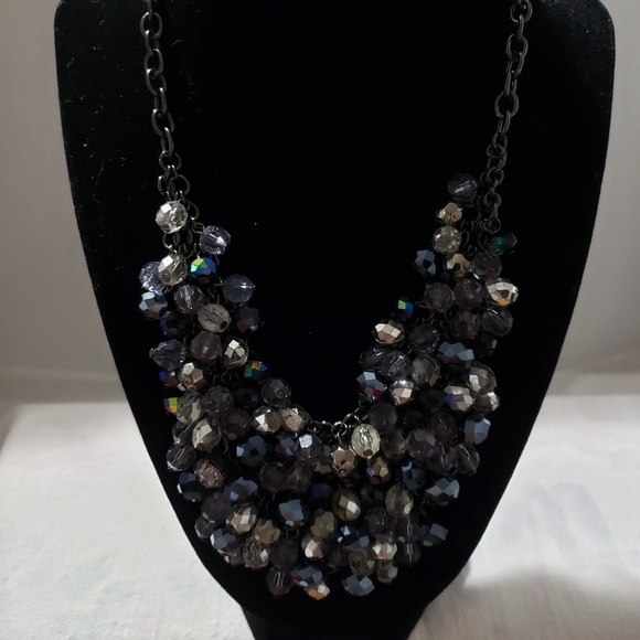 Vintage black necklace with a bib of iridescent beads - Picture 3 of 8